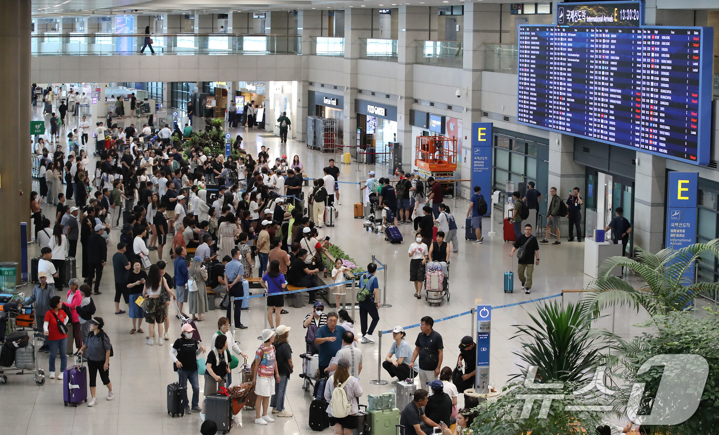 (인천공항=뉴스1) 박세연 기자 = 광복절 징검다리 연휴 마지막 날인 18일 인천국제공항 입국장이 여행객으로 붐비고 있다. 2024.8.18/뉴스1