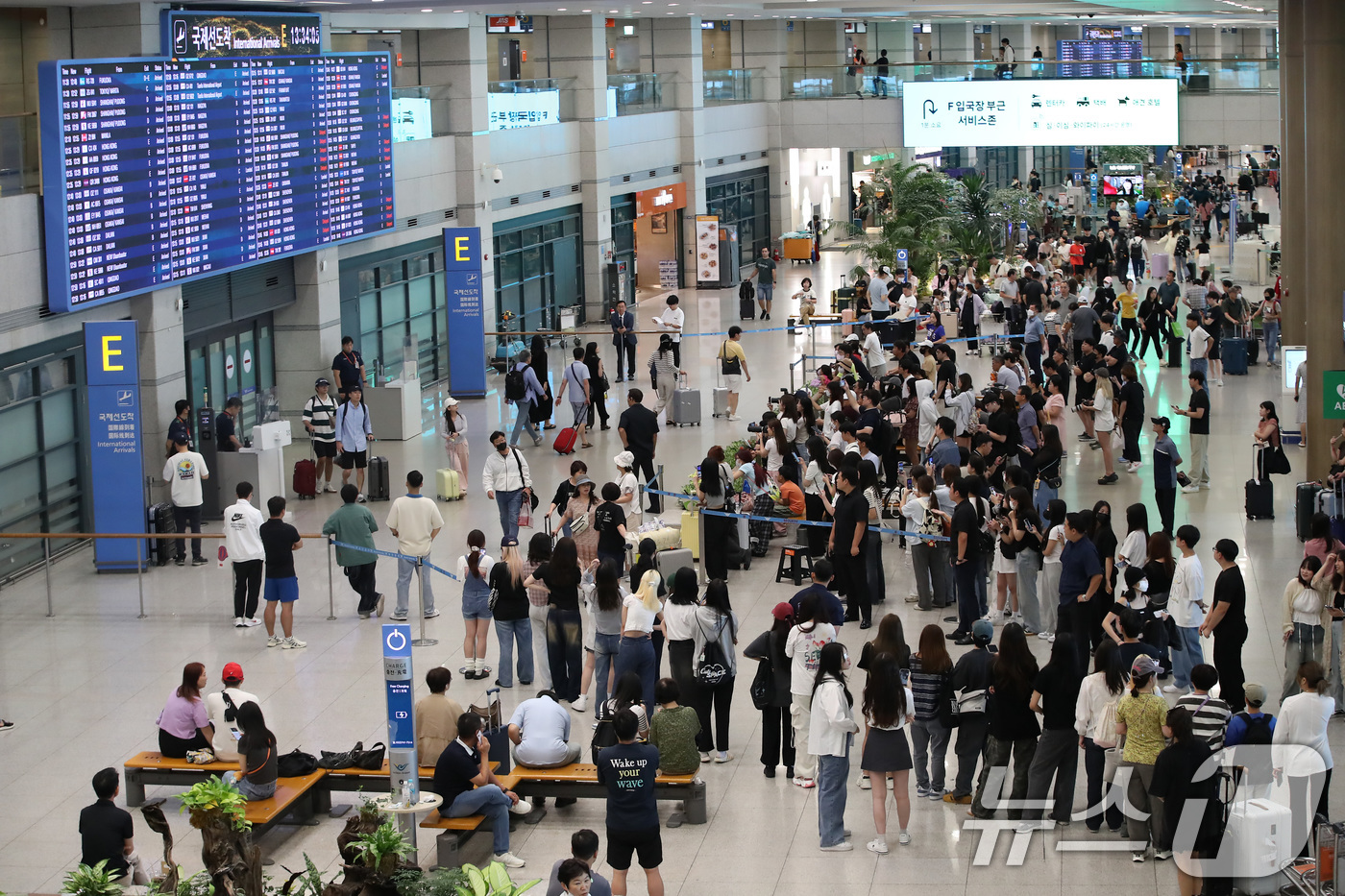 (인천공항=뉴스1) 박세연 기자 = 광복절 징검다리 연휴 마지막 날인 18일 인천국제공항 입국장이 여행객으로 붐비고 있다. 2024.8.18/뉴스1