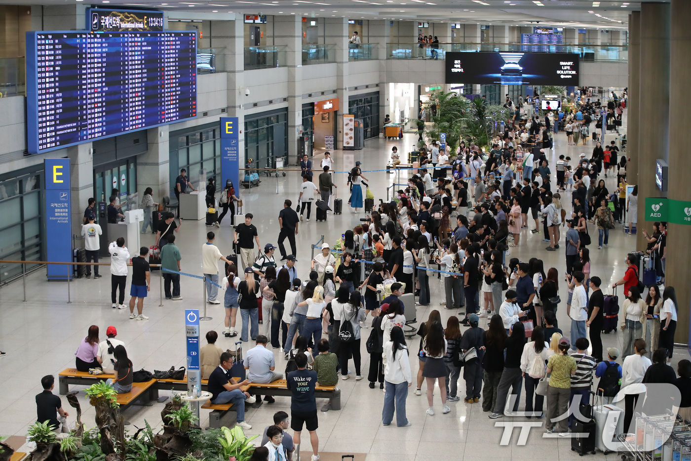 (인천공항=뉴스1) 박세연 기자 = 광복절 징검다리 연휴 마지막 날인 18일 인천국제공항 입국장이 여행객으로 붐비고 있다. 2024.8.18/뉴스1