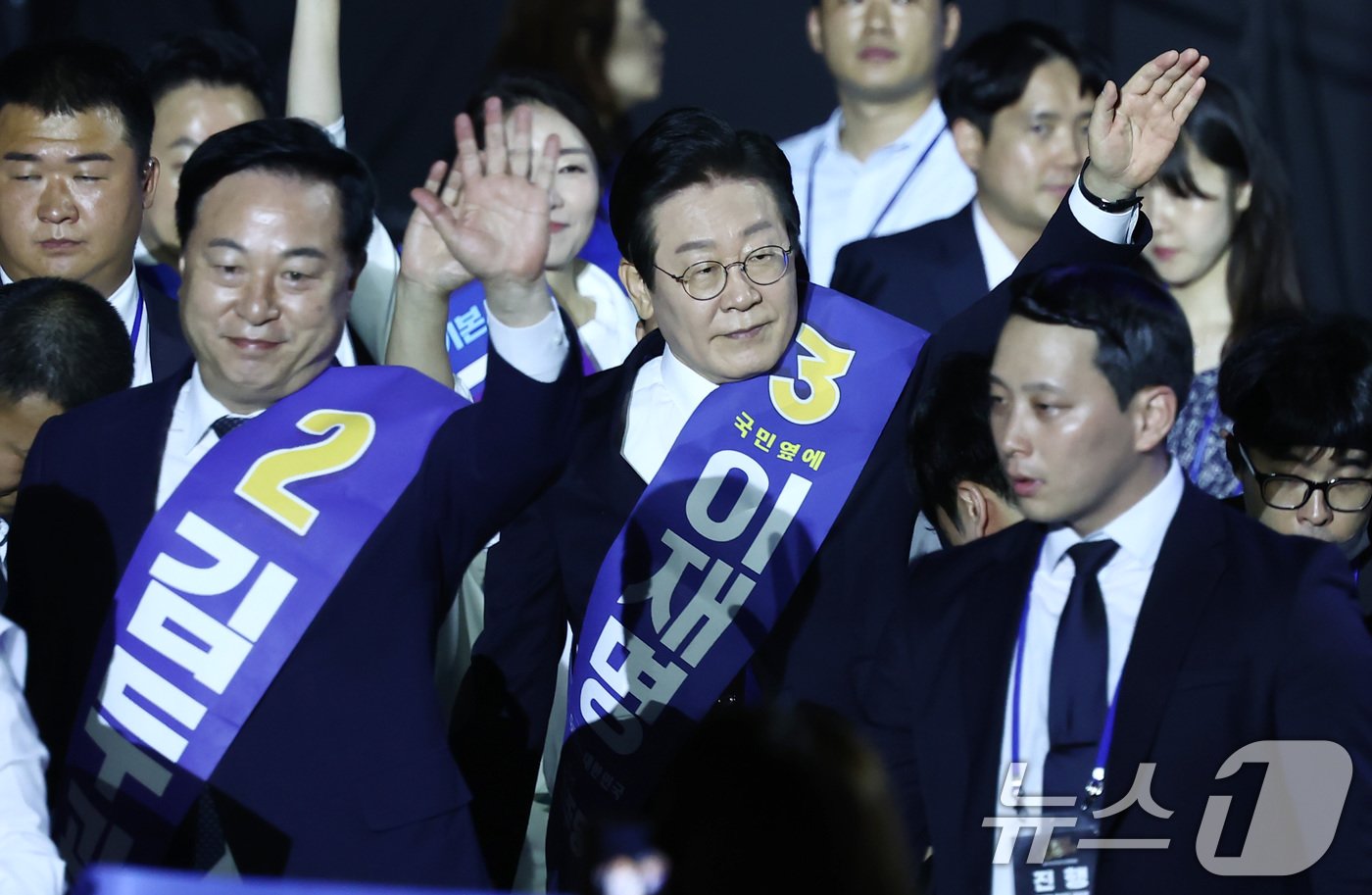 본문 이미지 - 더불어민주당 김두관, 이재명 대표 후보가 18일 오후 서울 송파구 KSPO DOME(올림픽체조경기장)에서 열린 제1차 정기전국당원대회에서 당원들을 향해 인사하며 입장하고 있다. 2024.8.18/뉴스1 ⓒ News1 김민지 기자