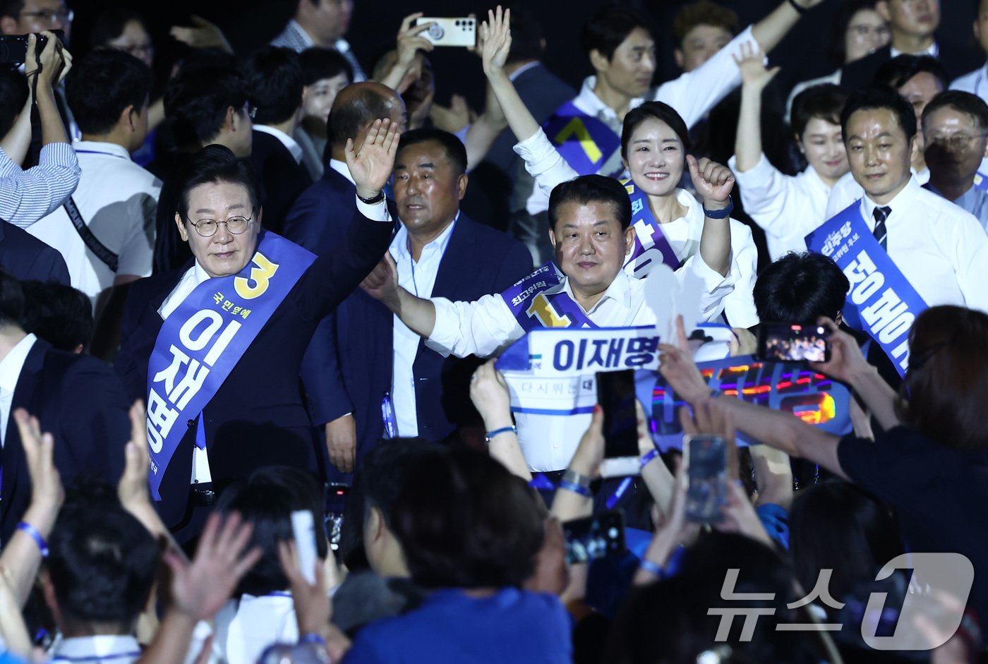 더불어민주당 이재명 대표 후보를 비롯한 최고위원 후보들이 18일 오후 서울 송파구 KSPO DOME&#40;올림픽체조경기장&#41;에서 열린 제1차 정기전국당원대회에 입장하고 있다. 2024.8.18/뉴스1 ⓒ News1 김민지 기자