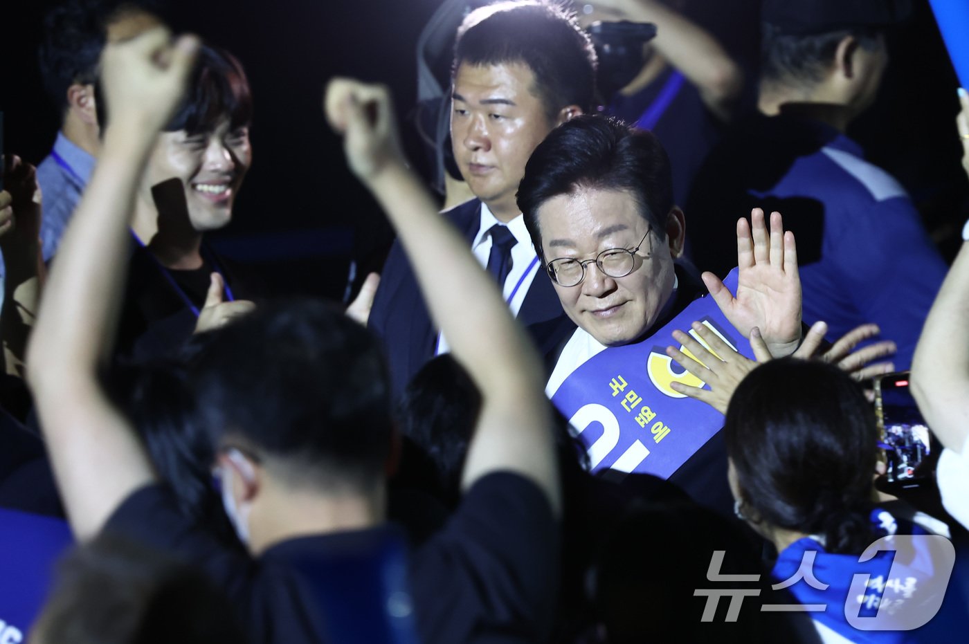 본문 이미지 - 이재명 더불어민주당 대표 후보가 18일 오후 서울 송파구 KSPO DOME(올림픽체조경기장)에서 열린 제1차 정기전국당원대회에서 당원들을 향해 인사하며 입장하고 있다. 2024.8.18/뉴스1 ⓒ News1 김민지 기자