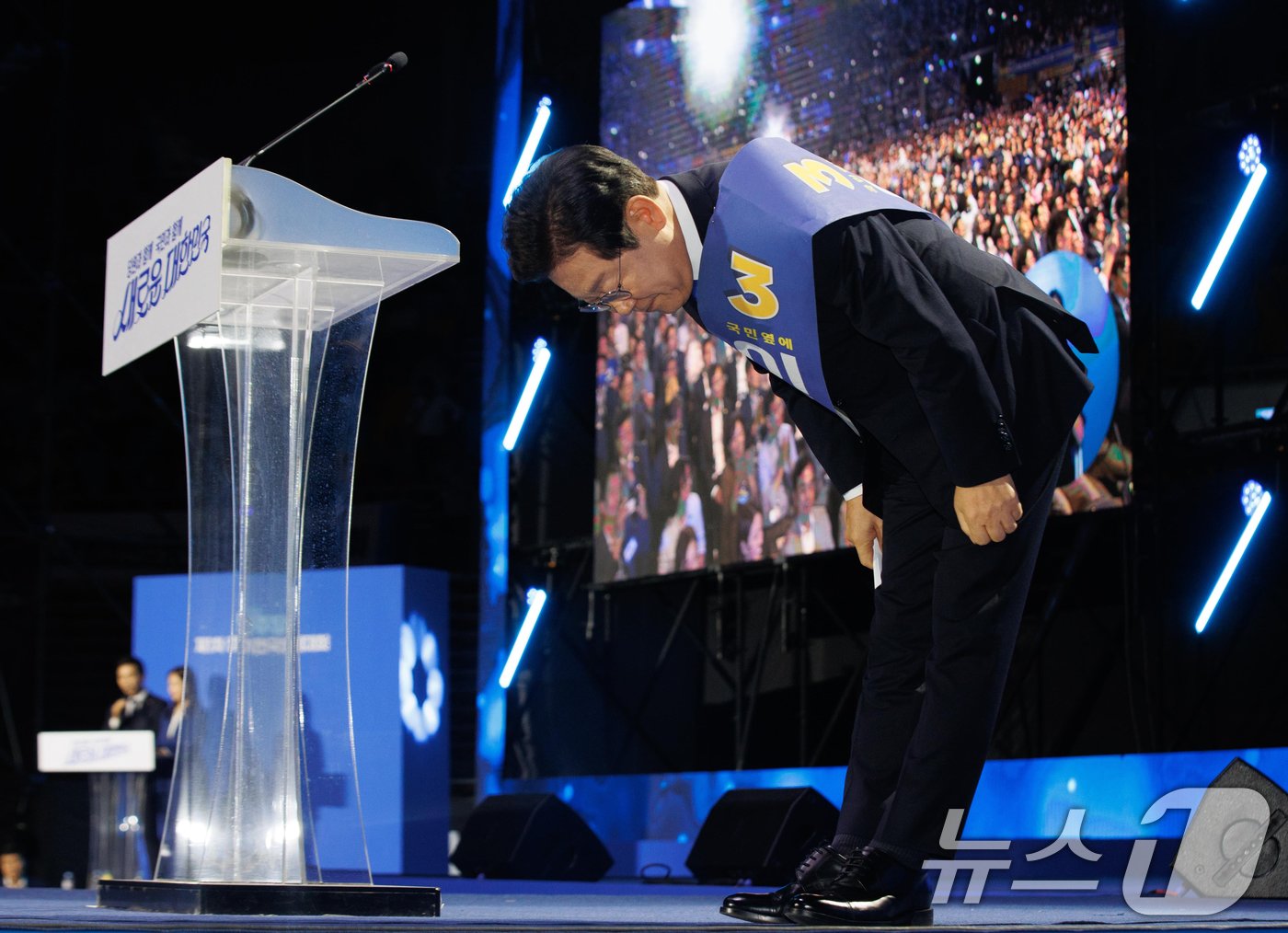 본문 이미지 - 이재명 더불어민주당 대표 후보가 18일 오후 서울 송파구 KSPO DOME(올림픽체조경기장)에서 열린 제1차 정기전국당원대회에서 정견발표를 마치고 인사하고 있다.(공동취재)2024.8.18/뉴스1 ⓒ News1 김민지 기자