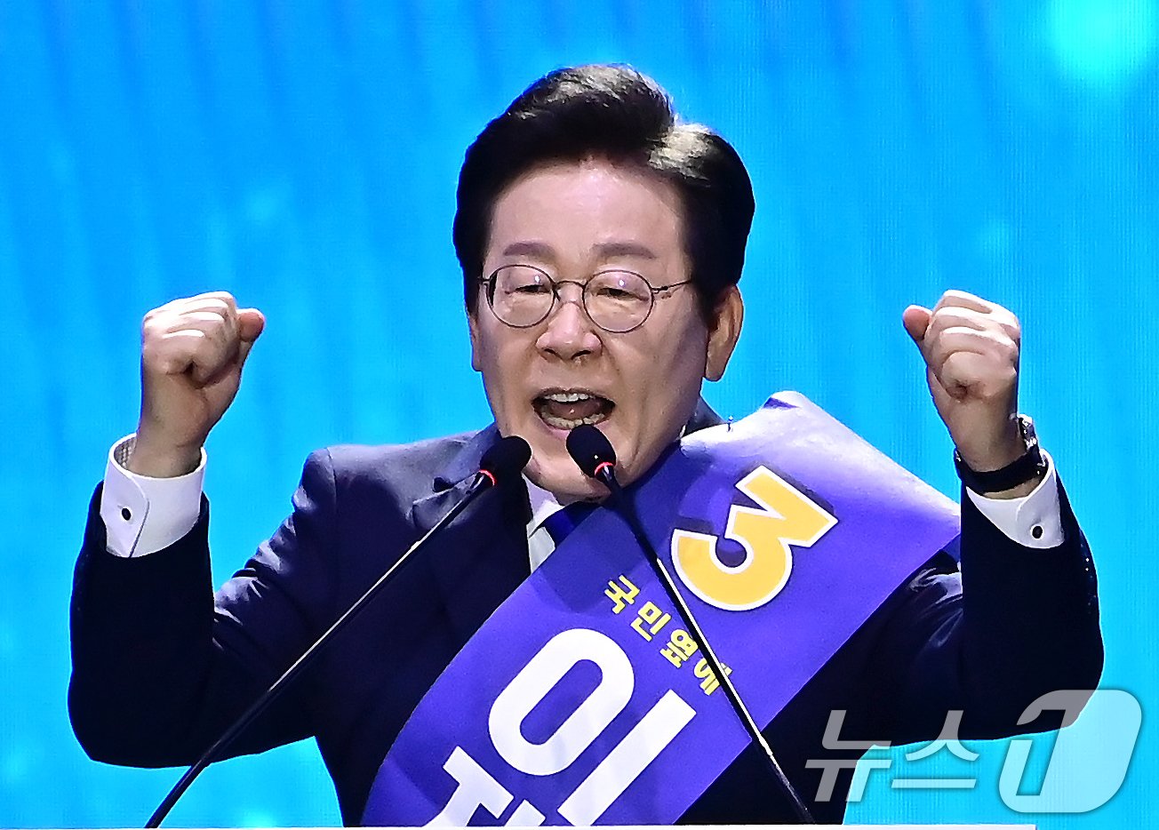 본문 이미지 - 이재명 더불어민주당 대표 후보가 18일 오후 서울 송파구 KSPO DOME(올림픽체조경기장)에서 열린 제1차 정기전국당원대회에서 정견발표를 하고 있다.(공동취재)2024.8.18/뉴스1 ⓒ News1 김민지 기자