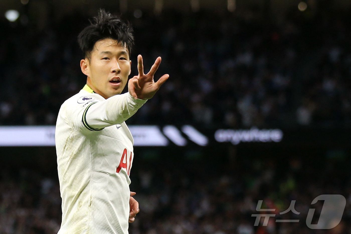 본문 이미지 - 손흥민이 2022년 9월 18일(한국시간) 열린 2022-23 EPL 레스터 시티전에서 3골을 몰아친 뒤 '해트트릭' 세리머니를 펼치고 있다. ⓒ AFP=뉴스1