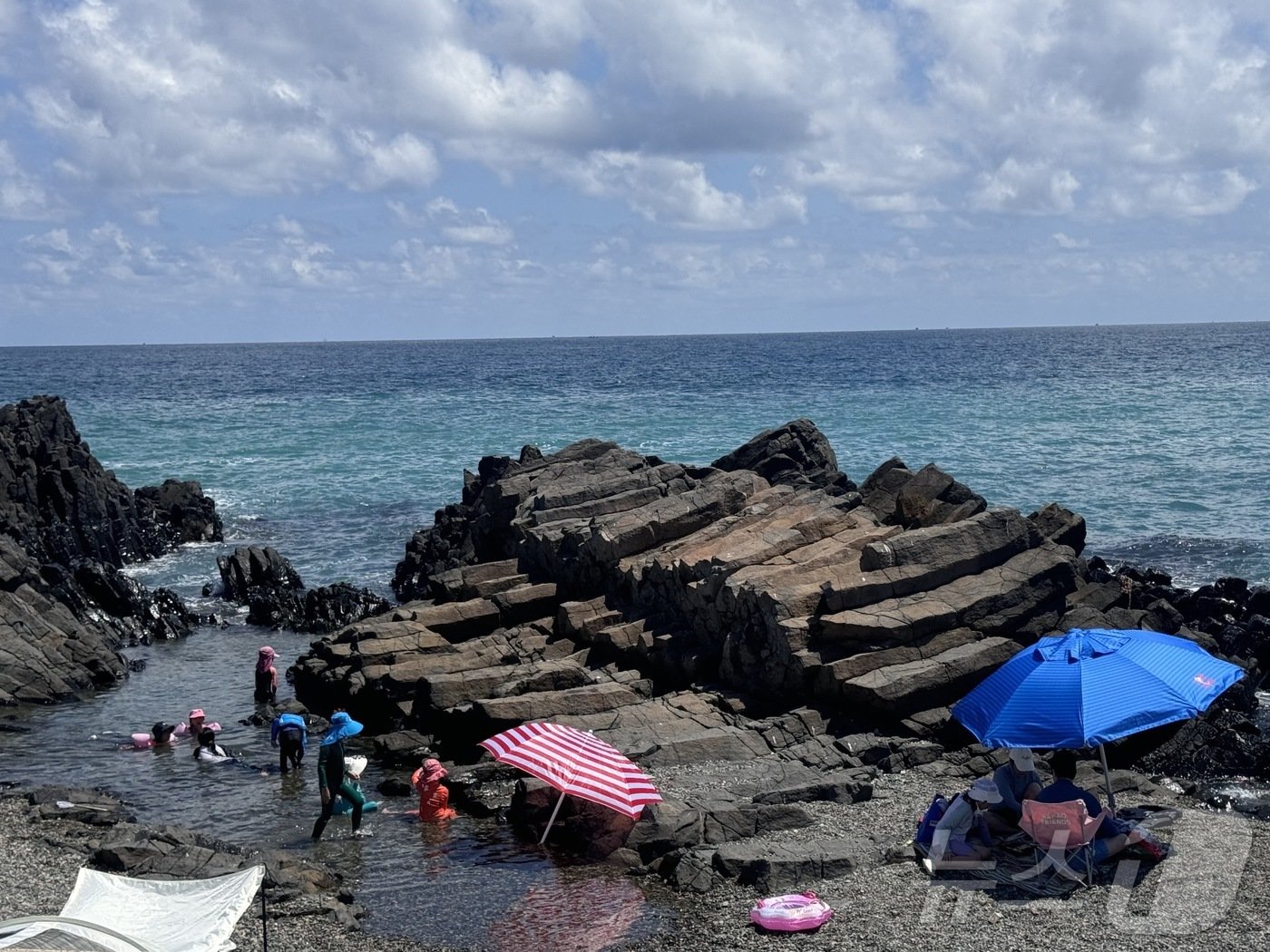 본문 이미지 - 강동 몽돌해수욕장 인근에 위치한 강동화암주상절리에도 피서객들이 여유롭게 물놀이를 하며 즐거운 시간을 보냈다.2024.8.18 /뉴스1 김세은 기자