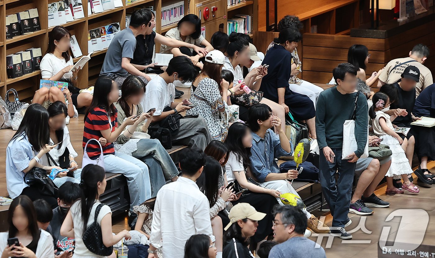 전국 대부분 지역에 폭염특보가 발효된 18일 오후 서울 강남구 스타필드 코엑스몰 별마당 도서관이 시민과 관광객들로 북적이고 있다. 2024.8.18/뉴스1 ⓒ News1 김진환 기자