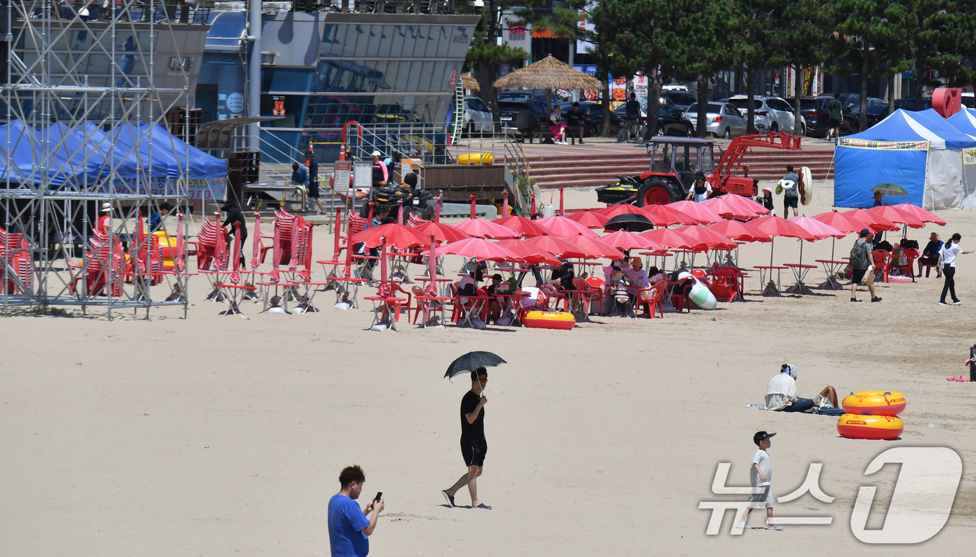 (포항=뉴스1) 최창호 기자 = 18일 경북 포항시 북구 영일대해수욕장 백사장에 설치된 파라솔 절반 이상이 비어있다.이날 포항시는 지난달 6일 개장한 영일대해수욕장 등 주요 해수욕 …