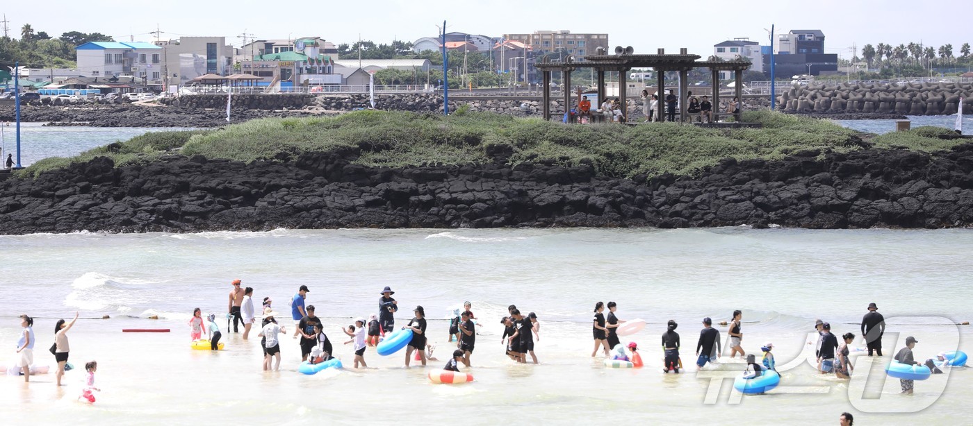 (제주=뉴스1) 강승남 기자 = 광복절 연휴 마지막날인 18일 오후 제주시 조천읍 함덕해수욕장에서 도민과 관광객들이 물놀이하며 더위를 식히고 있다.2024.8.18./뉴스1