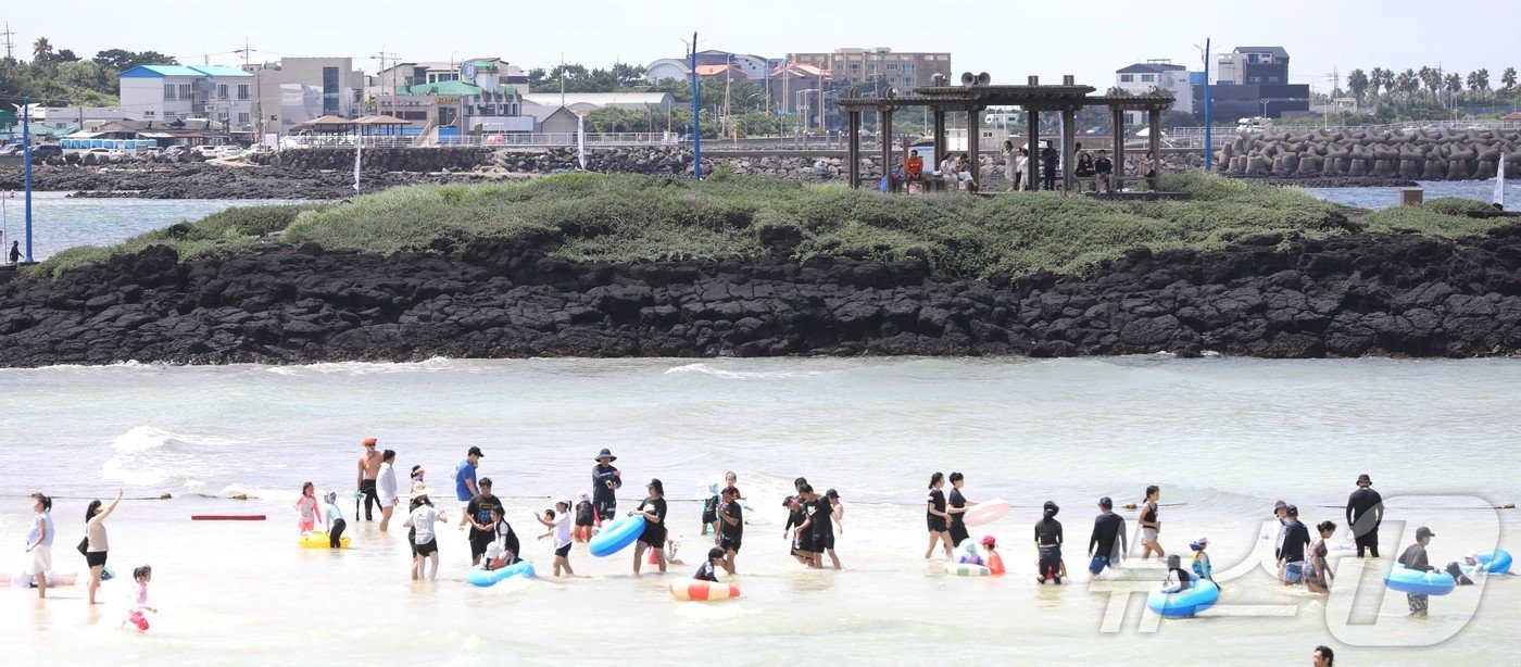 본문 이미지 - 광복절 연휴 마지막날인 18일 오후 제주시 조천읍 함덕해수욕장에서 도민과 관광객들이 물놀이하며 더위를 식히고 있다.2024.8.18./뉴스1 ⓒ News1 강승남 기자