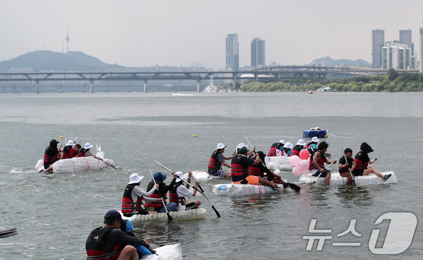 18일 오후 서울 송파구 잠실한강공원에서 열린 &#39;2024 나만의 한강호 경주대회&#39;에서 참가자들이 플라스틱과 페트병을 활용해 손수 만든 배에 올라 힘차게 노를 젓고 있다. 2024.8.18/뉴스1 ⓒ News1 오대일 기자