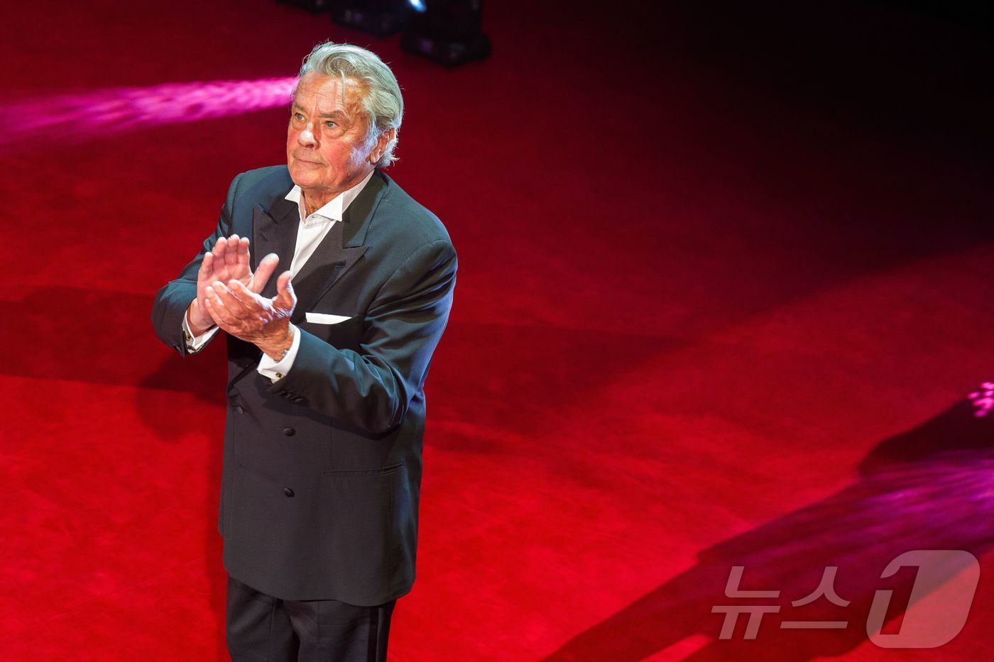 본문 이미지 - 알랭 들롱이 2017년 6월 트란실바니아 국제 영화제(TIFF)에서 '평생 공로상'을 수상했다. 2017.6.11. ⓒ AFP=뉴스1 ⓒ News1 이창규 기자