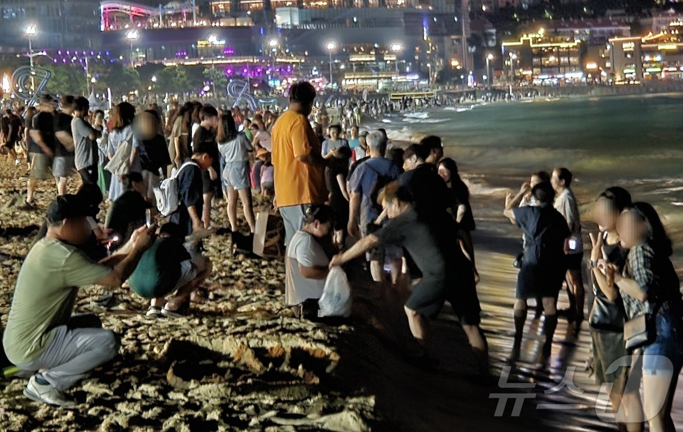 부산지역에 열대야가 23일째 이어진 17일 오후 부산 해운대해수욕장이 피서객들로 붐비고 있다.2024.8.18/뉴스1 ⓒ News1 조아서 기자