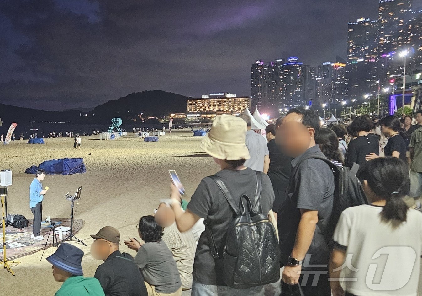 본문 이미지 - 부산지역에 열대야가 23일째 이어진 17일 오후 부산 해운대해수욕장에서 시민들이 버스킹 공연을 즐기고 있다. 2024.8.18/뉴스1 ⓒ News1 조아서 기자
