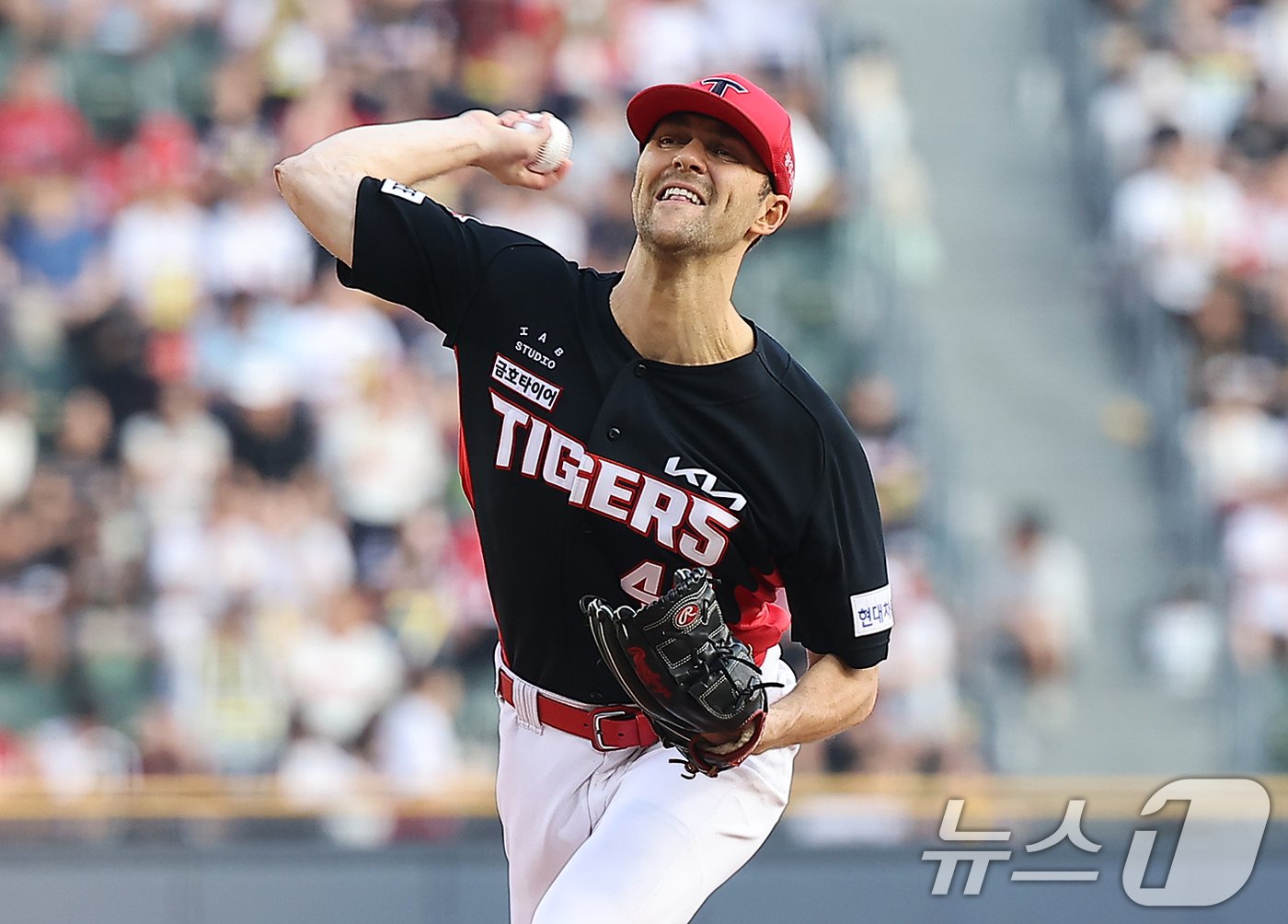 본문 이미지 - 18일 오후 서울 송파구 잠실야구장에서 열린 ‘2024 신한 SOL 뱅크 KBO리그’ KIA 타이거즈와 LG 트윈스의 경기, KIA 선발 네일이 1회말 등판해 힘차게 공을 던지고 있다. 2024.8.18/뉴스1 ⓒ News1 김진환 기자