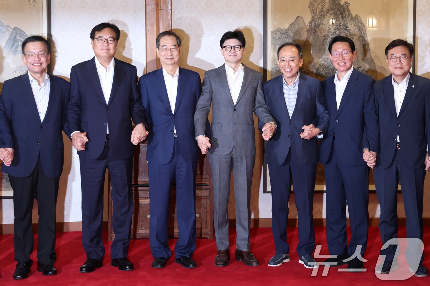 정진석 대통령 비서실장&#40;왼쪽 두 번째부터&#41;과 한덕수 총리, 한동훈 국민의힘 대표, 추경호 원내대표 등 정부·여당 참석자들이 18일 오후 서울 종로구 총리공관에서 열린 고위당정협의회에서 만나 기념촬영을 하고 있다. 2024.8.18/뉴스1 ⓒ News1 민경석 기자