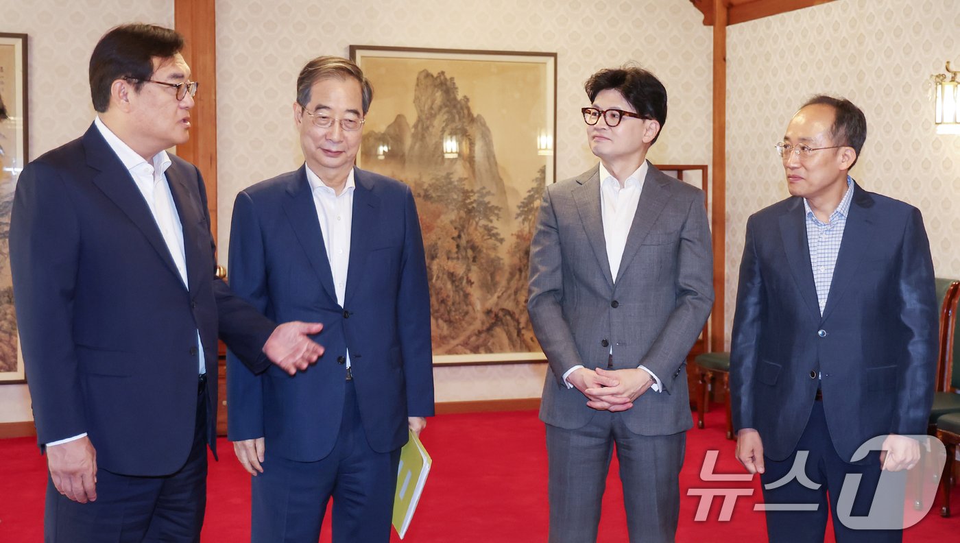 정진석 대통령 비서실장&#40;왼쪽부터&#41;과 한덕수 총리, 한동훈 국민의힘 대표, 추경호 원내대표가 18일 오후 서울 종로구 총리공관에서 열린 고위당정협의회에서 만나 대화를 하고 있다. 2024.8.18/뉴스1 ⓒ News1 민경석 기자