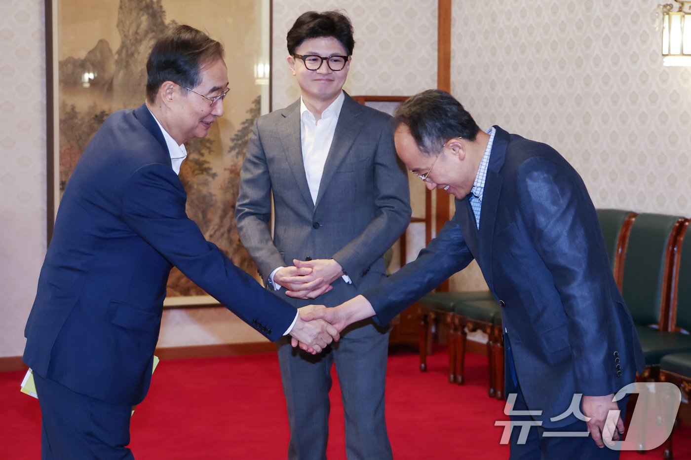 한덕수 국무총리&#40;왼쪽&#41;와 추경호 국민의힘 원내대표가 18일 서울 종로구 총리공관에서 열린 고위당정협의회에 참석해 대화를 하고 있다. 2024.8.318/뉴스1 ⓒ News1 민경석 기자