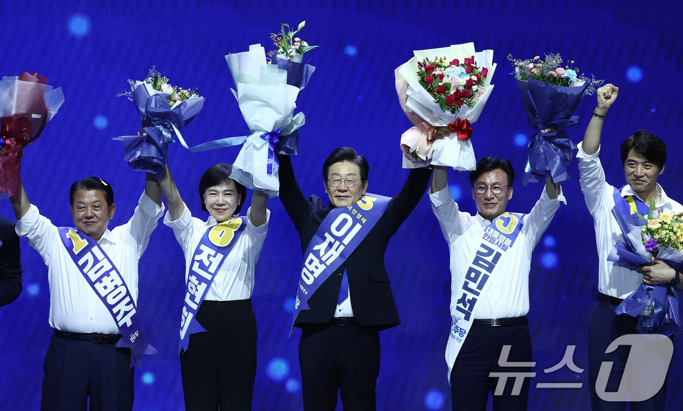 이재명 더불어민주당 대표와 최고위원들이 18일 오후 서울 송파구 KSPO DOME&#40;올림픽체조경기장&#41;에서 열린 제1차 정기전국당원대회에서 손을 맞잡아 들어보이며 당원들에게 인사하고 있다. 2024.8.18/뉴스1 ⓒ News1 김민지 기자