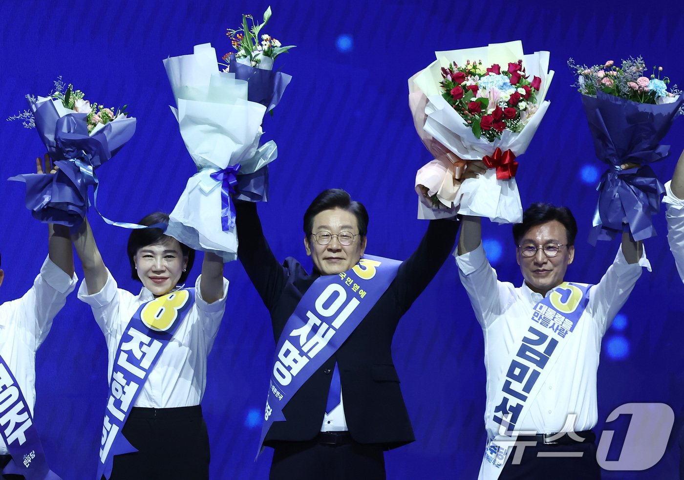 본문 이미지 - 이재명 더불어민주당 대표와 최고위원들이 18일 오후 서울 송파구 KSPO DOME(올림픽체조경기장)에서 열린 제1차 정기전국당원대회에서 손을 맞잡아 들어보이며 당원들에게 인사하고 있다. 2024.8.18/뉴스1 ⓒ News1 김민지 기자