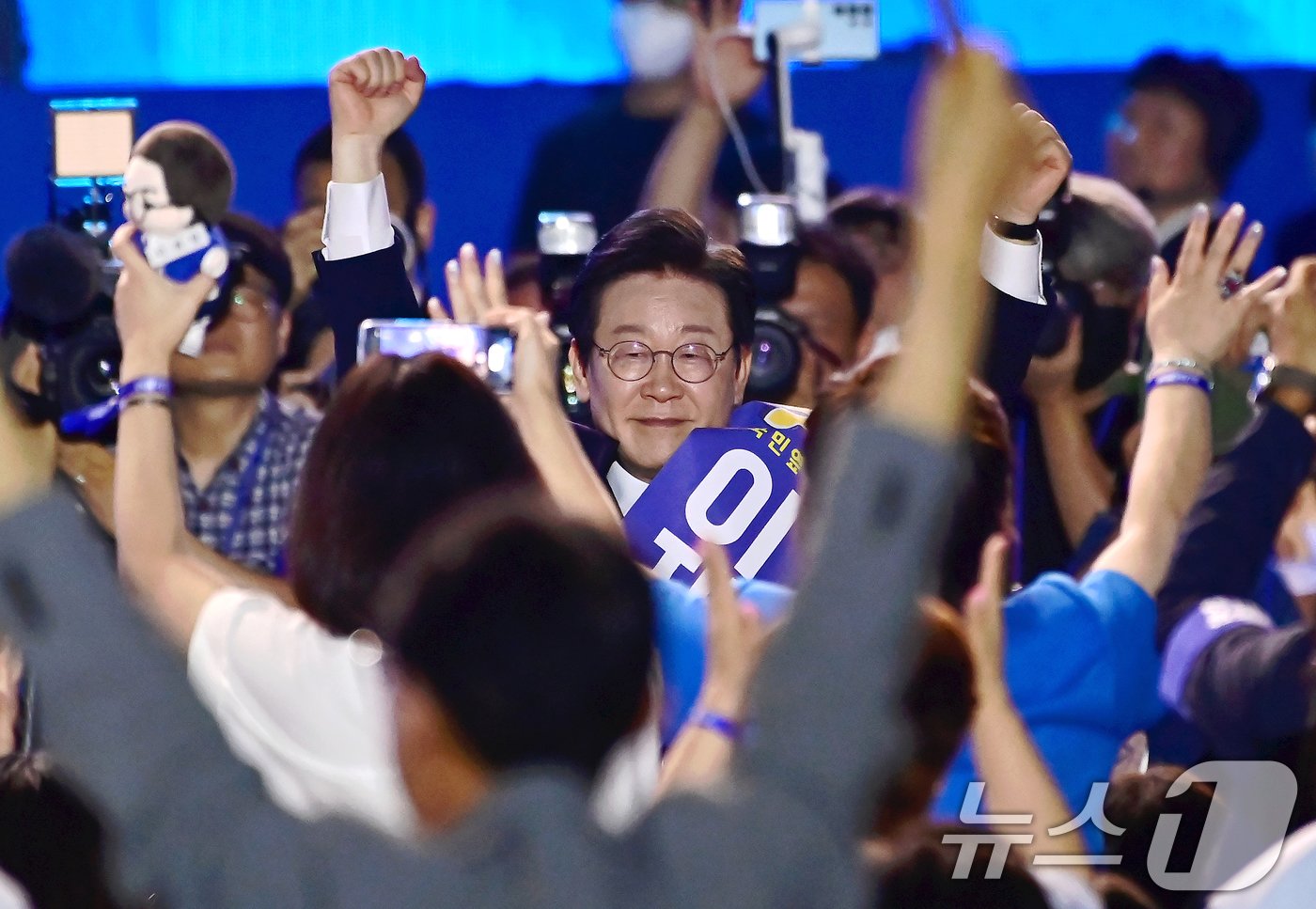 본문 이미지 - 이재명 더불어민주당 대표 당선인이 18일 오후 서울 송파구 올림픽공원 KSPO돔에서 열린 더불어민주당 제1차 정기전국당원대회에서 당선 결과 발표에 기뻐하고 있다. (공동취재) 2024.8.18/뉴스1 ⓒ News1 김민지 기자