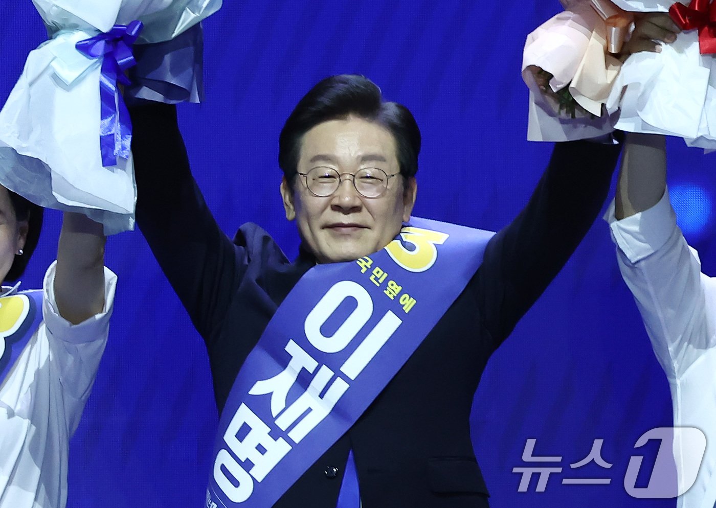 본문 이미지 - 이재명 더불어민주당 대표가 18일 오후 서울 송파구 KSPO DOME(올림픽체조경기장)에서 열린 제1차 정기전국당원대회에서 당원들을 향해 인사하고 있다. 2024.8.18/뉴스1 ⓒ News1 김민지 기자