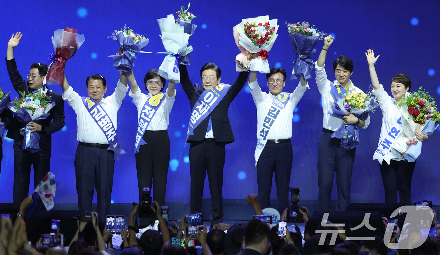 본문 이미지 - 이재명 더불어민주당 대표와 신임 최고위원들이 18일 오후 서울 송파구 올림픽공원 KSPO돔에서 열린 제1차 정기전국당원대회에서 당원들에게 인사하고 있다. 왼쪽부터 박찬대 원내대표, 김병주, 전현희 최고위원, 이재명 대표, 김민석, 한준호, 이언주 최고위원.(공동취재)2024.8.18/뉴스1 ⓒ News1 김민지 기자