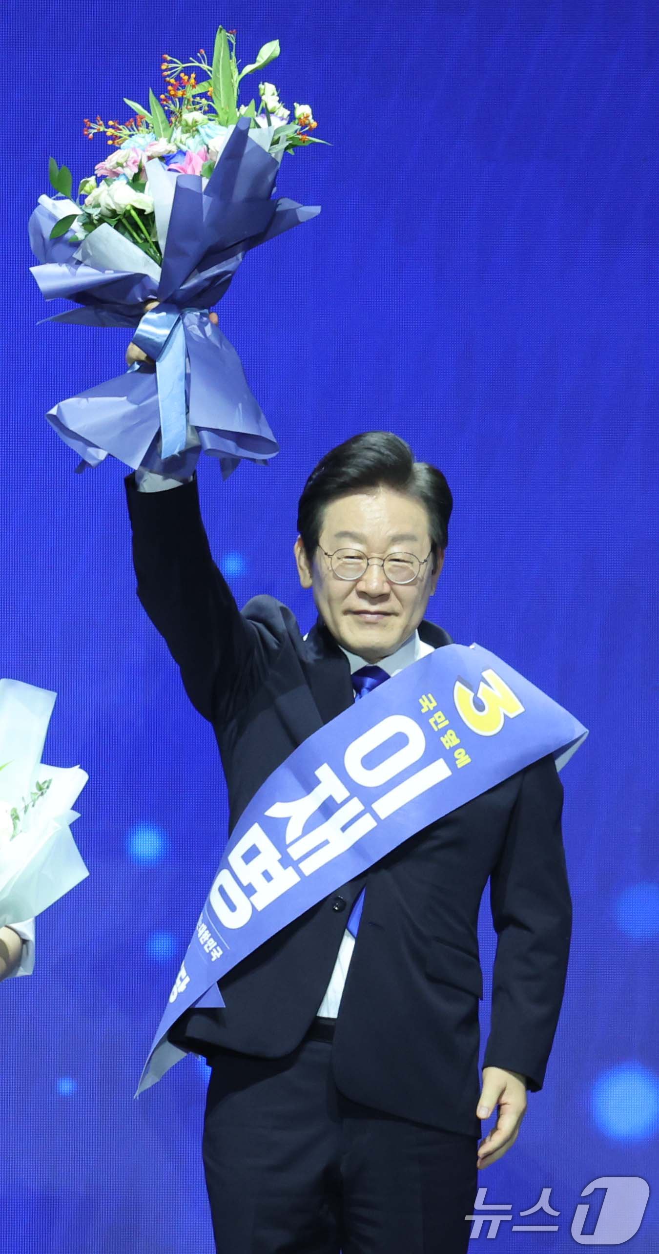 본문 이미지 - 연임에 성공한 이재명 더불어민주당 대표가 18일 서울 송파구 올림픽공원 KSPO돔에서 열린 제1차 전국당원대회에서 당원들에게 인사를 하고 있다.(공동취재)2024.8.18/뉴스1 ⓒ News1 김민지 기자