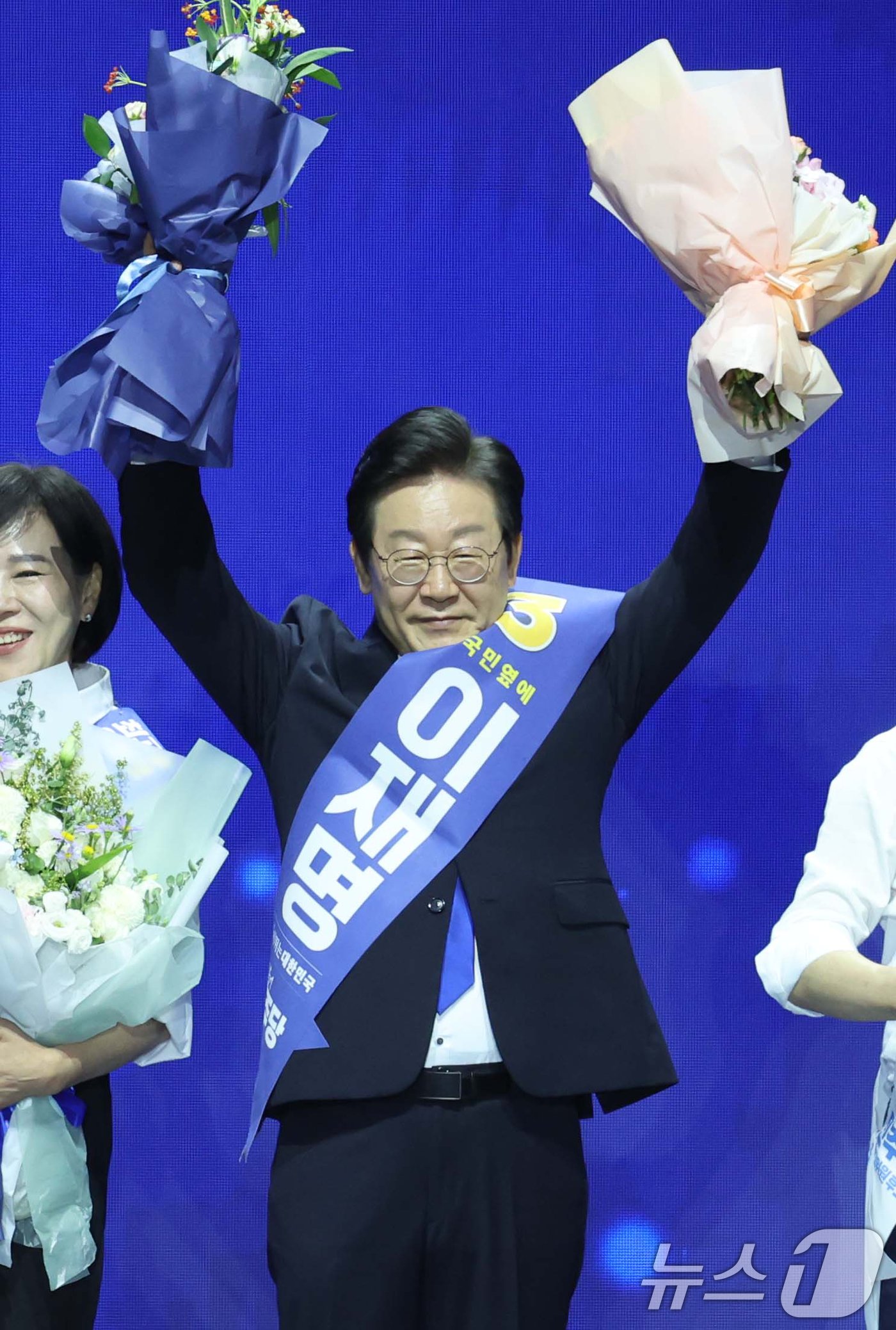 본문 이미지 - 연임에 성공한 이재명 더불어민주당 대표가 18일 서울 송파구 올림픽공원 KSPO돔에서 열린 제1차 전국당원대회에서 당원들에게 인사를 하고 있다.&#40;공동취재&#41;2024.8.18/뉴스1 ⓒ News1 김민지 기자