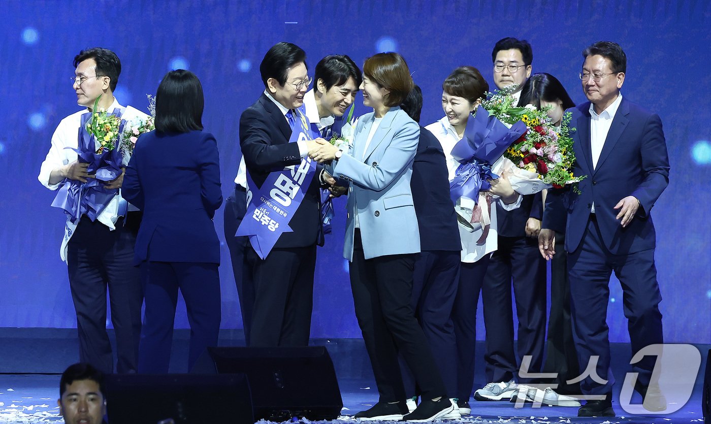 이재명 더불어민주당 대표를 비롯한 최고위원들이 18일 오후 서울 송파구 KSPO DOME&#40;올림픽체조경기장&#41;에서 열린 제1차 정기전국당원대회에서 고민정 최고위원 등 전임 최고위원들의 축하를 받고 있다. 2024.8.18/뉴스1 ⓒ News1 김민지 기자