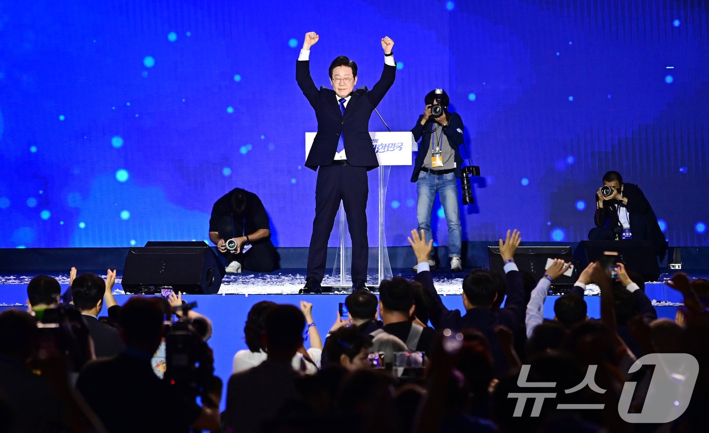 본문 이미지 - 연임에 성공한 이재명 더불어민주당 대표가 18일 서울 송파구 올림픽공원 KSPO돔에서 열린 제1차 전국당원대회에서 당원들에게 인사하고 있다. (공동취재)2024.8.18/뉴스1 ⓒ News1 김민지 기자