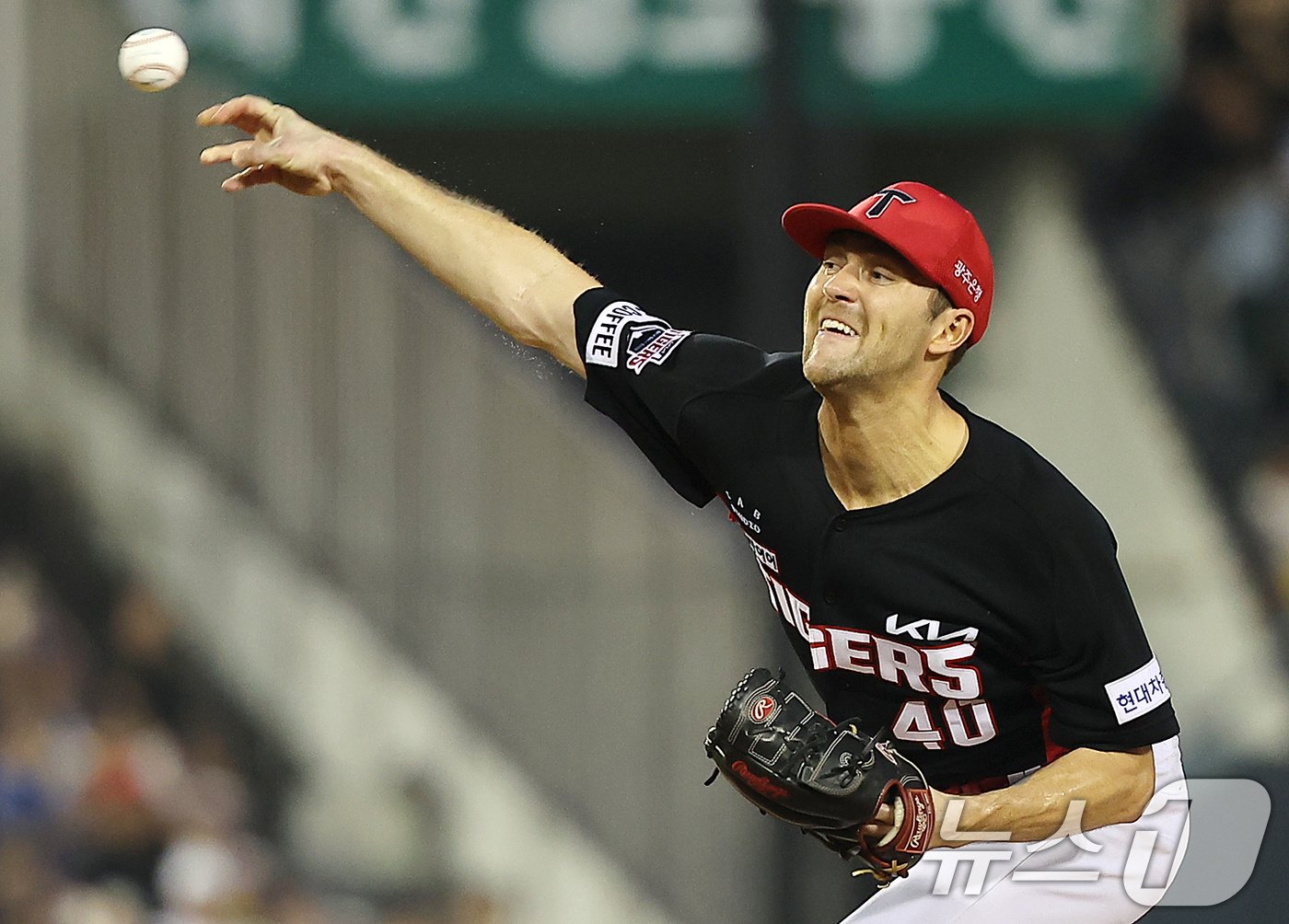 본문 이미지 - 18일 오후 서울 송파구 잠실야구장에서 열린 ‘2024 신한 SOL 뱅크 KBO리그’ KIA 타이거즈와 LG 트윈스의 경기, KIA 선발 네일이 5회말 등판해 힘차게 공을 던지고 있다. 2024.8.18/뉴스1 ⓒ News1 김진환 기자
