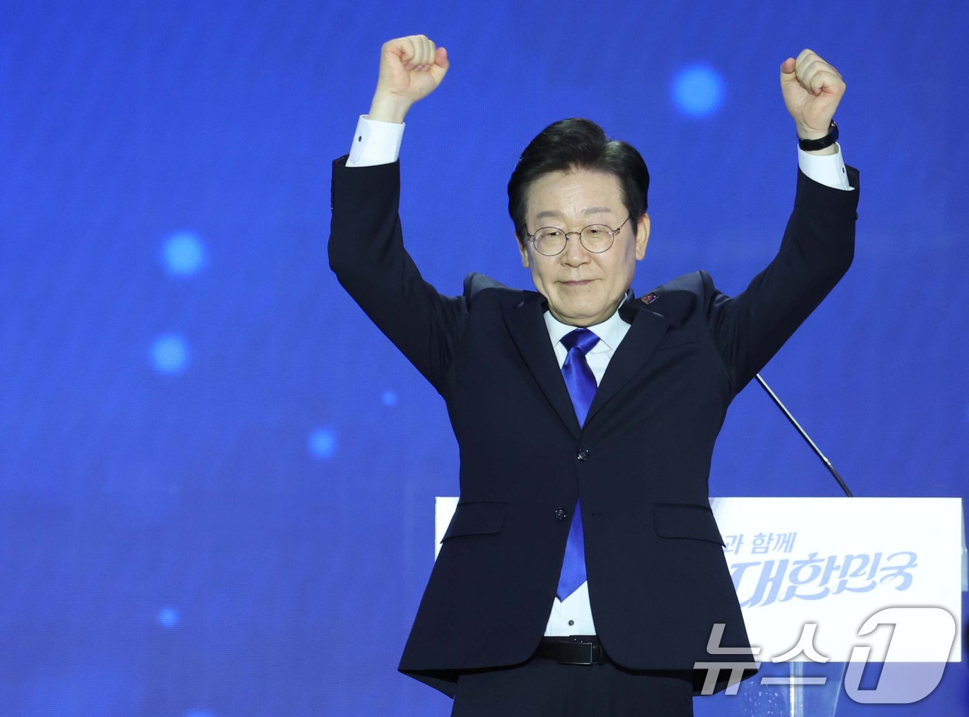 본문 이미지 - 연임에 성공한 이재명 더불어민주당 대표가 18일 서울 송파구 올림픽공원 KSPO돔에서 열린 제1차 전국당원대회에서 당원들을 향해 손을 흔들고 있다.&#40;공동취재&#41;2024.8.18/뉴스1 ⓒ News1 김민지 기자