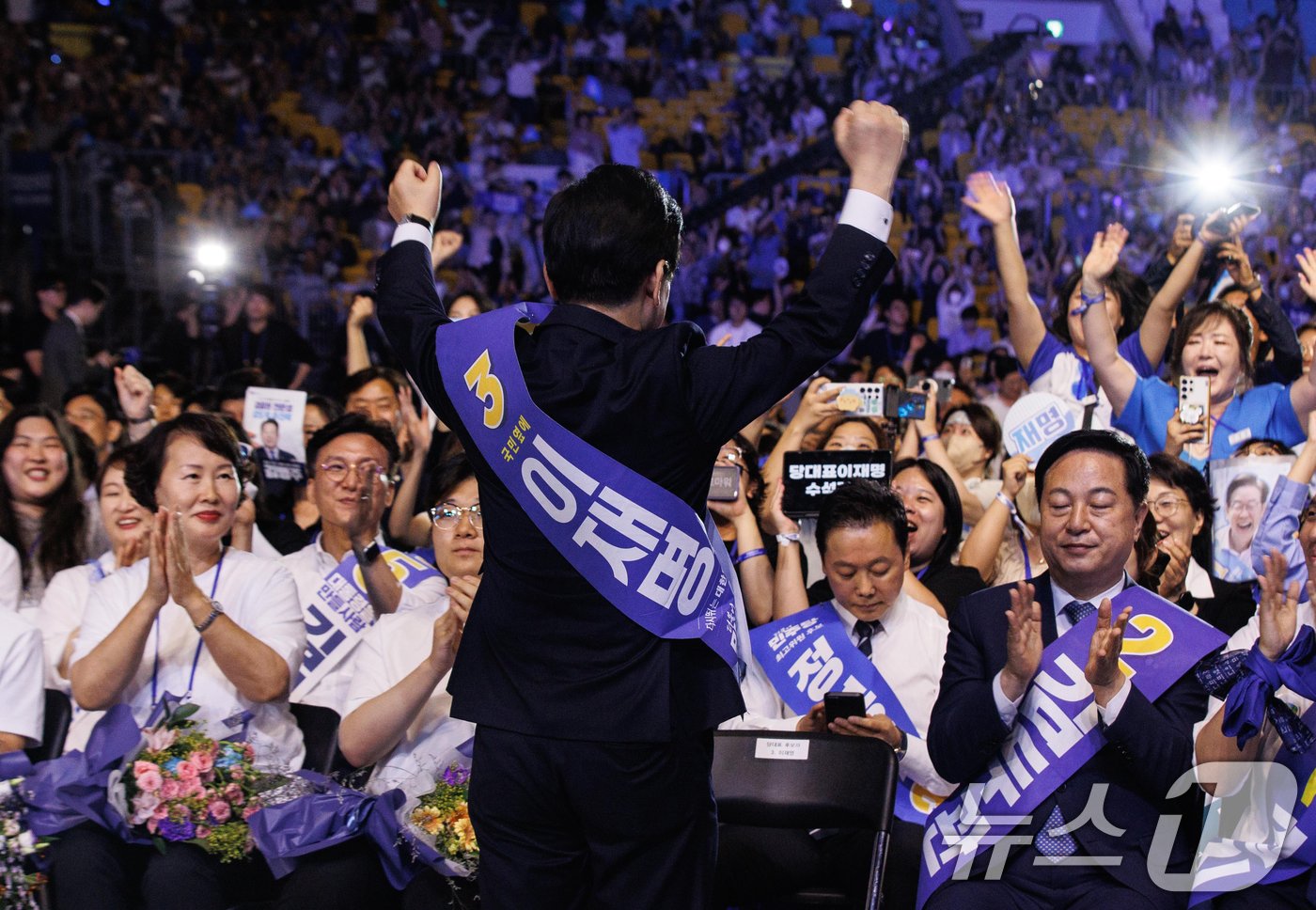 연임에 성공한 이재명 더불어민주당 대표가 18일 오후 서울 송파구 올림픽공원 KSPO돔에서 열린 제1차 정기전국당원대회에서 당원들에게 인사하고 있다. &#40;공동취재&#41;2024.8.18/뉴스1 ⓒ News1 김민지 기자