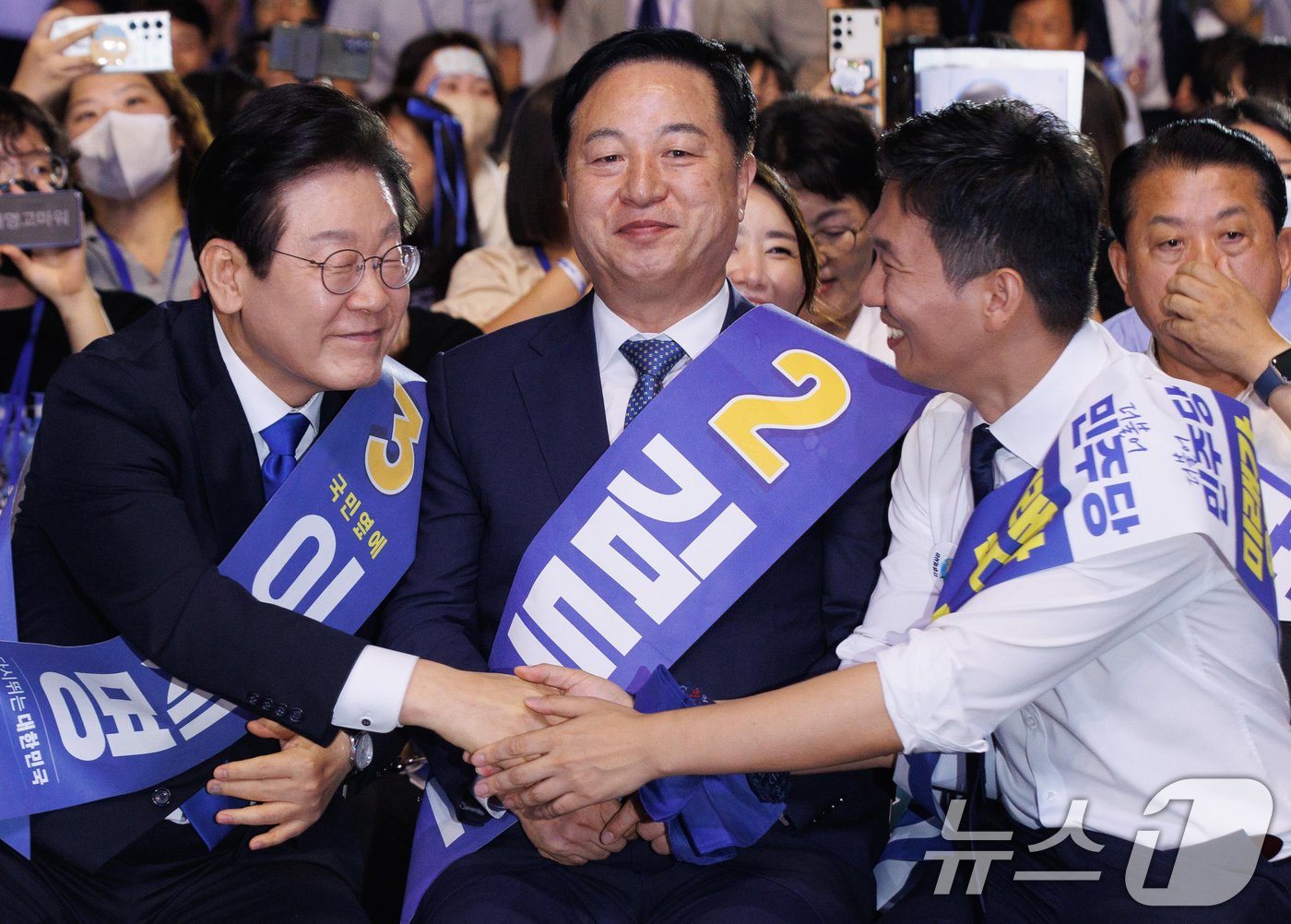 본문 이미지 - 연임에 성공한 이재명 더불어민주당 대표가 18일 오후 서울 송파구 올림픽공원 KSPO돔에서 열린 제1차 정기전국당원대회에서 김지수 후보의 축하를 받고 있다. (공동취재)2024.8.18/뉴스1 ⓒ News1 김민지 기자