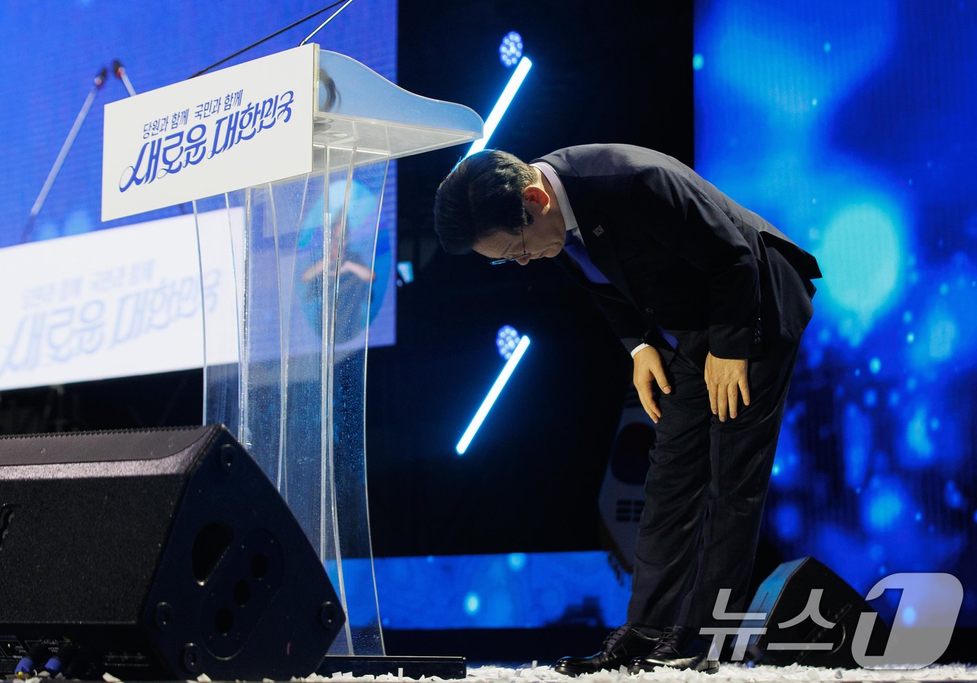 본문 이미지 - 연임에 성공한 이재명 더불어민주당 대표가 18일 오후 서울 송파구 올림픽공원 KSPO돔에서 열린 제1차 정기전국당원대회에서 수락연설을 마친뒤 인사하고 있다. (공동취재)2024.8.18/뉴스1 ⓒ News1 김민지 기자