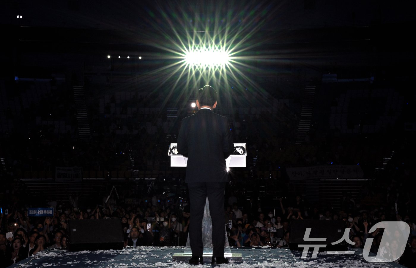 본문 이미지 - 연임에 성공한 이재명 더불어민주당 대표가 18일 오후 서울 송파구 올림픽공원 KSPO돔에서 열린 제1차 정기전국당원대회에서 수락연설을 하고 있다. (공동취재)2024.8.18/뉴스1 ⓒ News1 김민지 기자