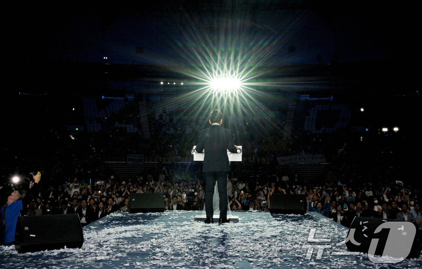 본문 이미지 - 연임에 성공한 이재명 더불어민주당 대표가 18일 오후 서울 송파구 올림픽공원 KSPO돔에서 열린 제1차 정기전국당원대회에서 수락연설을 하고 있다. (공동취재)2024.8.18/뉴스1 ⓒ News1 김민지 기자