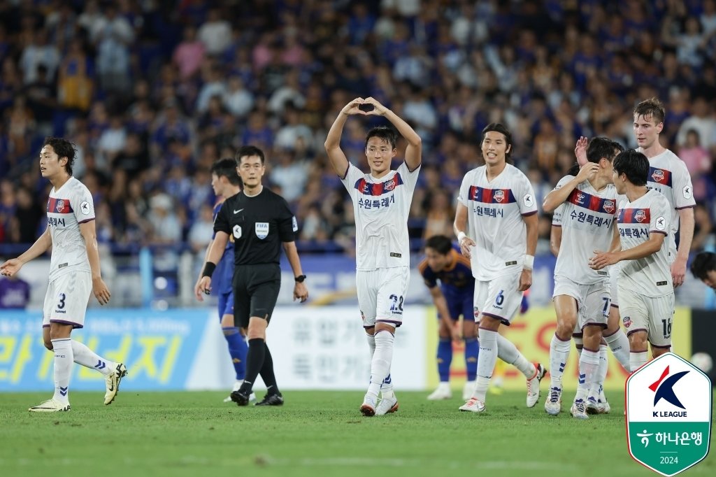 본문 이미지 - 수원FC의 손준호가 득점 후 기뻐하고 있다. (한국프로축구연맹 제공)