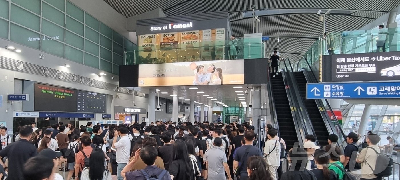 18일 오후 서울을 출발해 부산으로 향하던 KTX열차가 경북 경산시 진량읍 현내리 철도에서 궤도 이탈을 했다. 울산역에 있던 철도 이용객들은 코레일 측에 항의하고 있다.&#40;독자 제공&#41;