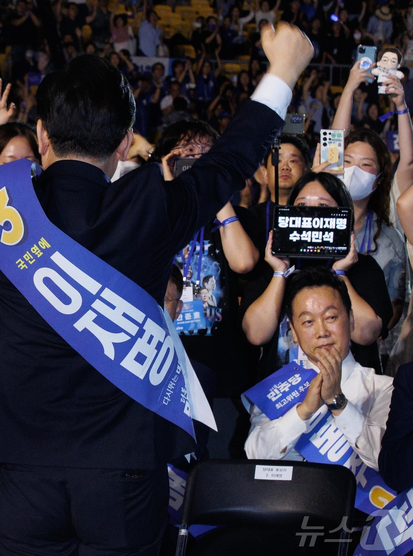 (서울=뉴스1) 김민지 기자 = 정봉주 더불어민주당 최고위원 후보가 18일 서울 송파구 KSPO DOME(올림픽체조경기장)에서 열린 더불어민주당 제1차 정기전국당원대회에서 이재명 …