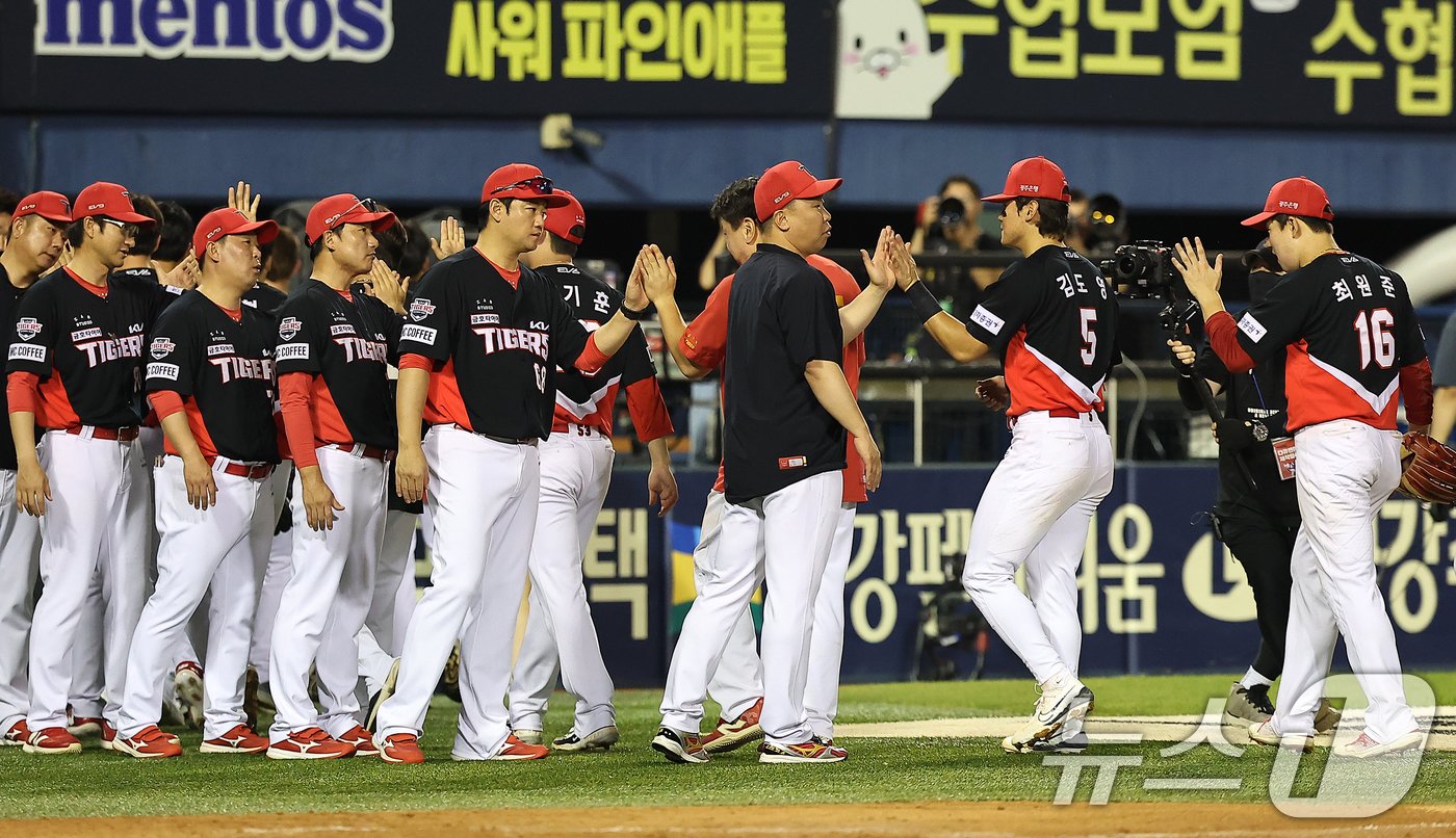 본문 이미지 - 18일 오후 서울 송파구 잠실야구장에서 열린 ‘2024 신한 SOL 뱅크 KBO리그’ KIA 타이거즈와 LG 트윈스의 경기에서 4대0 승리를 거둔 KIA 이범호 감독을 비롯한 코칭스테프들이 선수들과 하이파이브를 하고 있다. 2024.8.18/뉴스1 ⓒ News1 김진환 기자