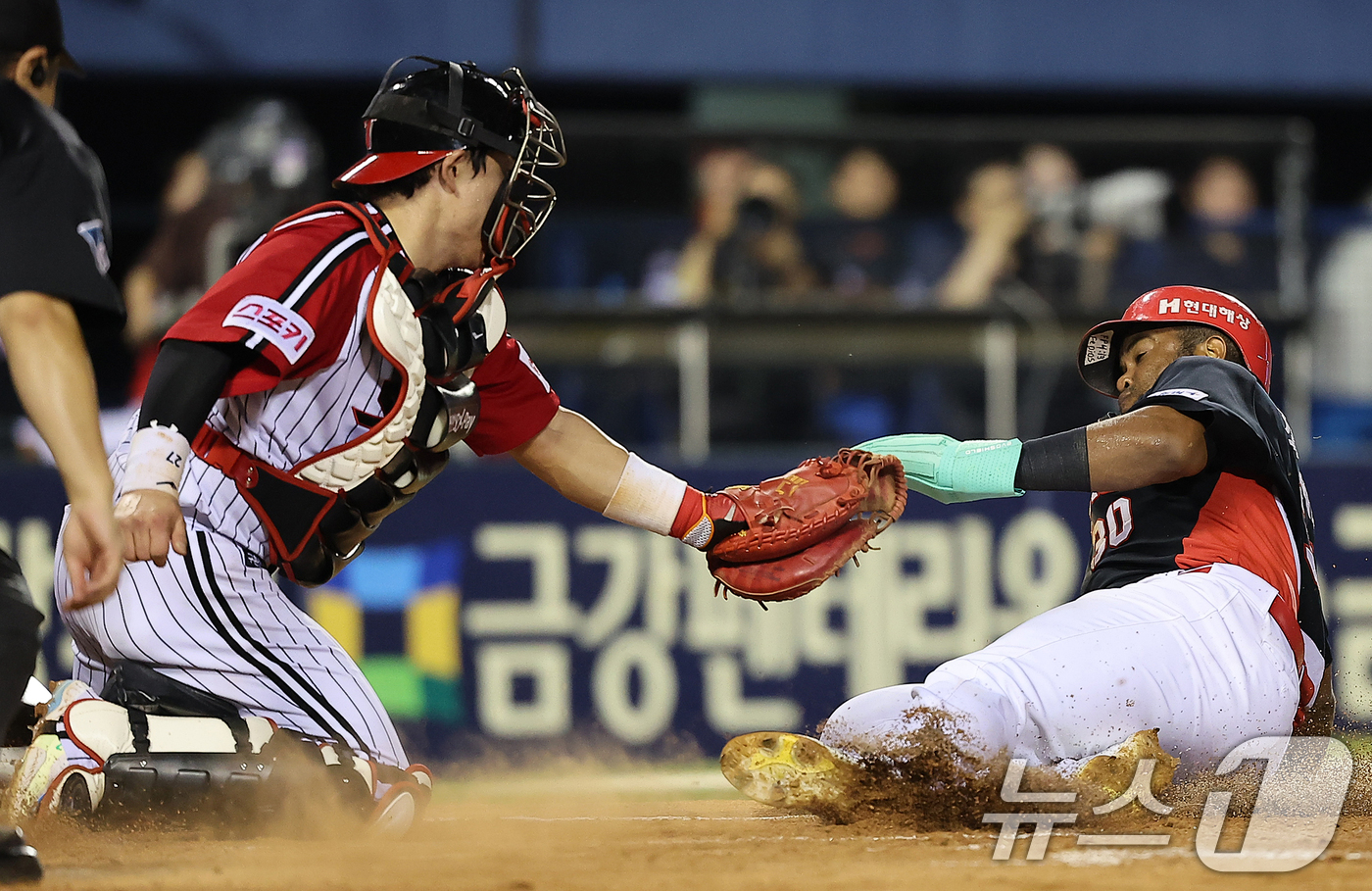 (서울=뉴스1) 김진환 기자 = 18일 오후 서울 송파구 잠실야구장에서 열린 ‘2024 신한 SOL 뱅크 KBO리그’ KIA 타이거즈와 LG 트윈스의 경기, KIA 소크라테스가 8 …