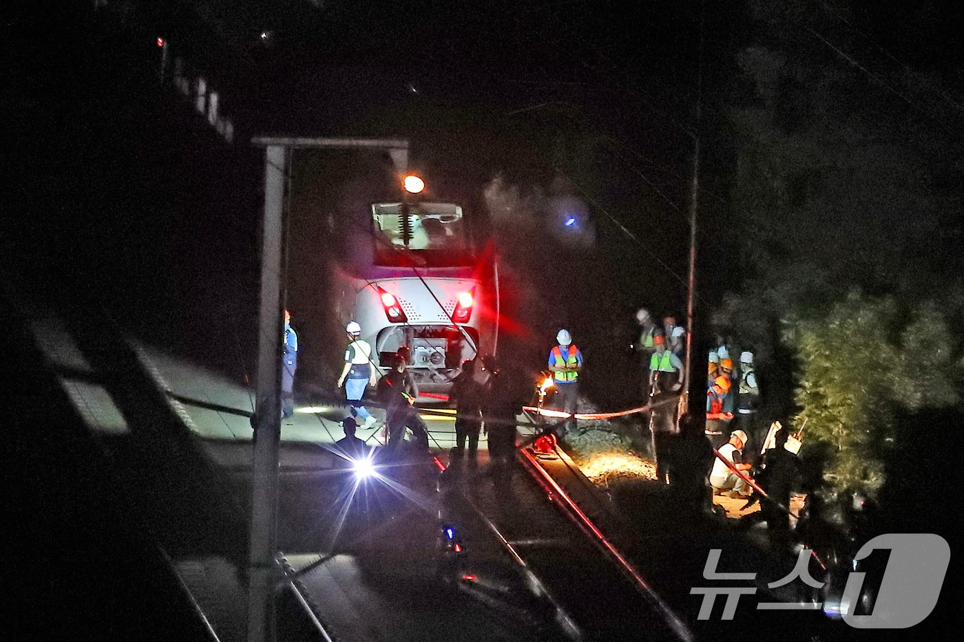 18일 오후 경북 경산시 진량읍 현내리 철도에서 한국철도공사&#40;코레일&#41; 관계자들이 서울에서 출발해 부산으로 향하던 중 궤도 이탈로 정차한 KTX 열차에 대한 복구작업을 벌이고 있다. 2024.8.18/뉴스1 ⓒ News1 공정식 기자