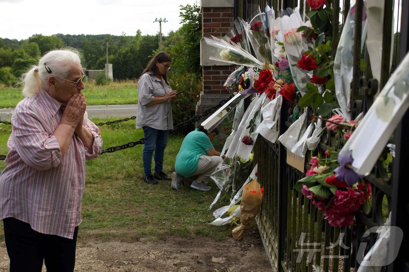 본문 이미지 - 18일(현지시간) 프랑스인들이 프랑스의 대표 배우 알랭 들롱의 집 앞까지 찾아가 대문에 꽃을 걸며 추모하고 있다. ⓒ AFP=뉴스1 ⓒ News1 박형기 기자