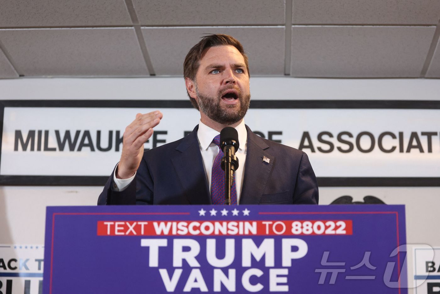 본문 이미지 - 16일(현지시간) 미국 경합주 중 한 곳인 위스콘신주 밀워키에서 공화당 부통령 후보 J.D.밴스 오하이오주 상원의원이 유세 연설을 하고 있다. 2024.08.16/ ⓒ AFP=뉴스1 ⓒ News1 권진영 기자