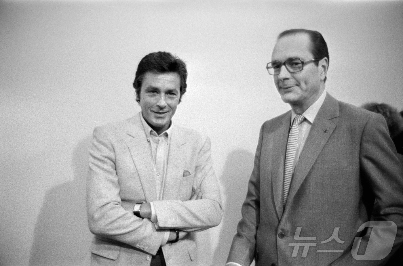 본문 이미지 - 지난 1982년 6월 알랭 들롱이 당시 자크 시락 파리 시장과 함께 TV쇼에 참여하고 있다.  시락은 이후 프랑스 총리와 대통령을 모두 역임했다. ⓒ AFP=뉴스1 ⓒ News1 박형기 기자