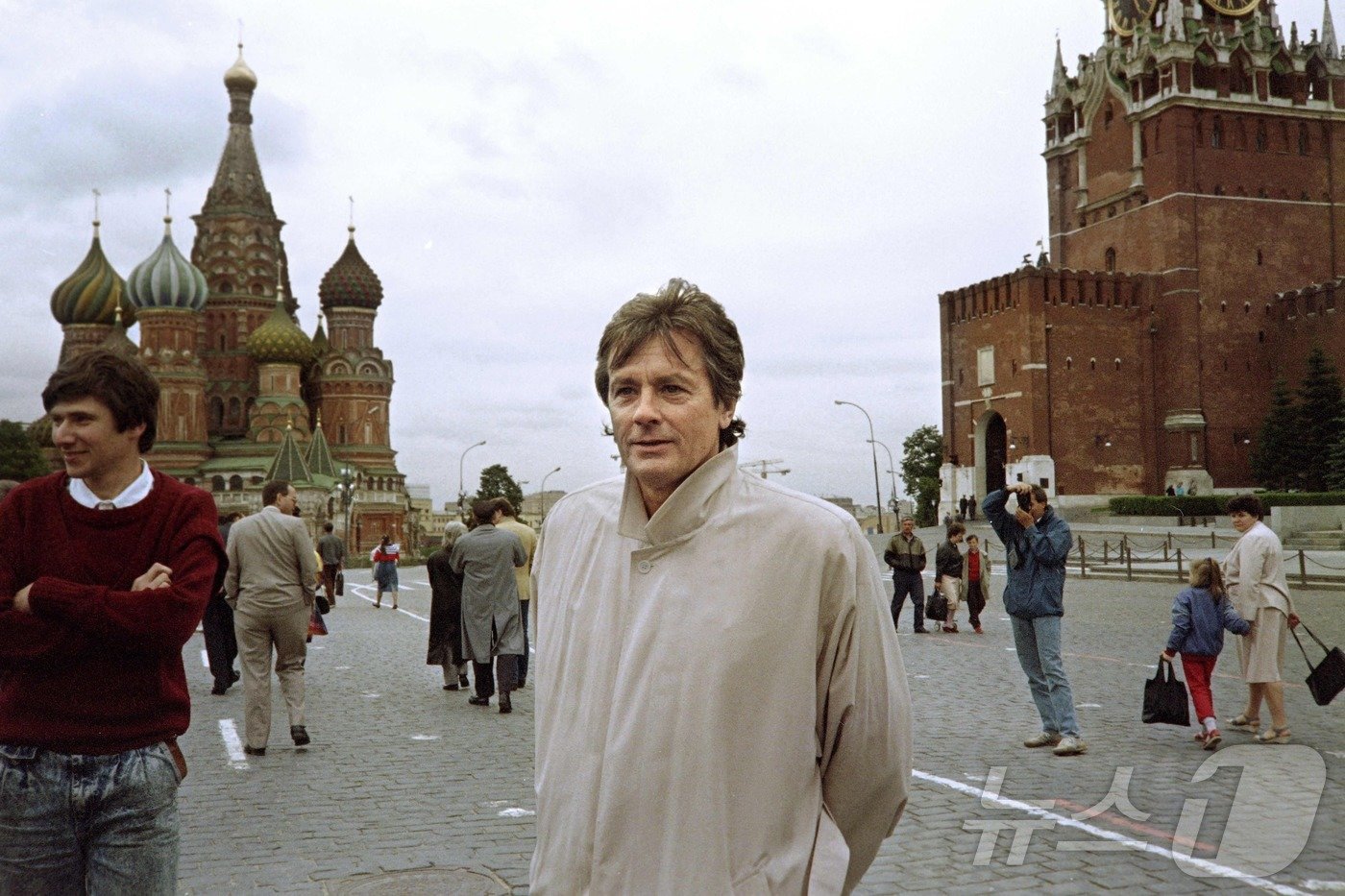 본문 이미지 - 알랭 들롱이 1990년 6월 러시아 붉은 광장을 방문했다. ⓒ AFP=뉴스1 ⓒ News1 박형기 기자