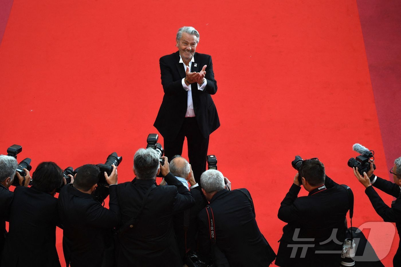 본문 이미지 - 알랭 들롱이 지난 2019년 5월 72회 칸영화제에서 명예 황금 종려상을 받기 전 포토라인에 서 있다. 이것이 그의 마지막 공식 석상이었다. ⓒ AFP=뉴스1 ⓒ News1 박형기 기자