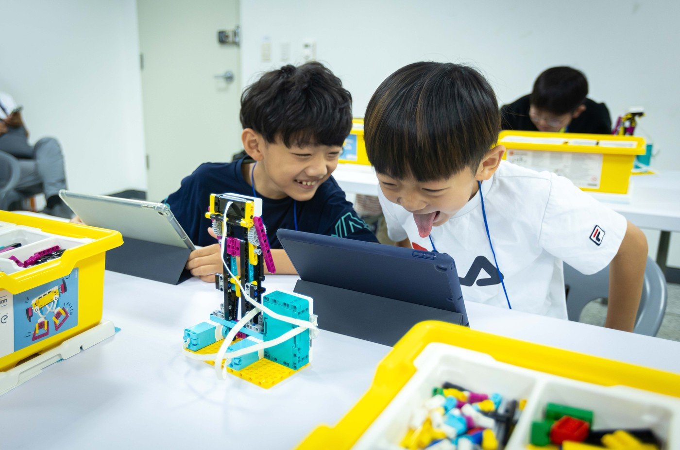 본문 이미지 - SKT AI 놀이터에서 학생들이 머신러닝 기반의 로봇을 작동시키며 즐거워하고 있다.(SK텔레콤 제공)